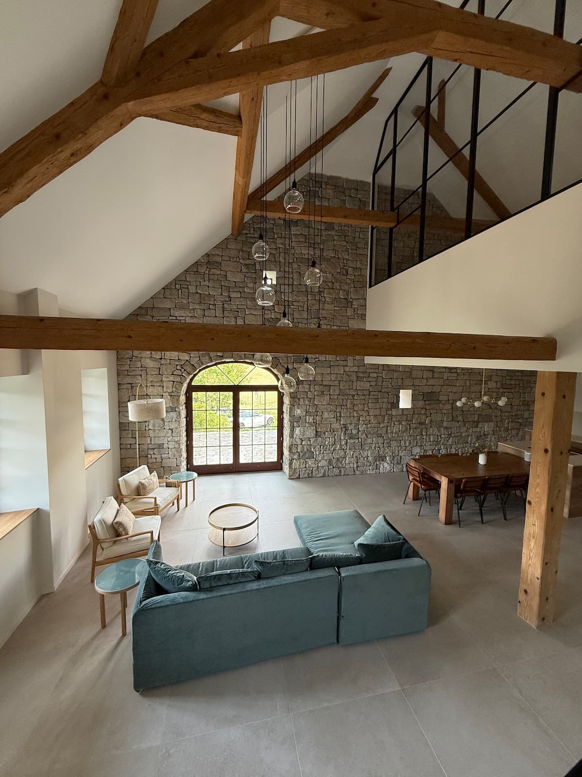 Demeure La Rochelle — Séjour avec poutres apparentes et mur en pierre